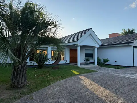 CASA EN VENTA CON GRAN PARQUE Y PILETA - FINCAS DEL SUR I
