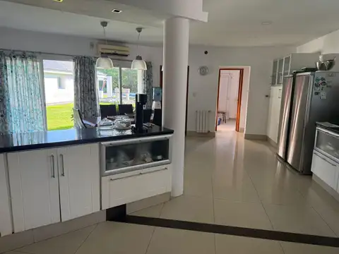 CASA EN VENTA CON GRAN PARQUE Y PILETA - FINCAS DEL SUR I - APTO CREDITO HIPOTECARIO