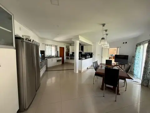 CASA EN VENTA CON GRAN PARQUE Y PILETA - FINCAS DEL SUR I