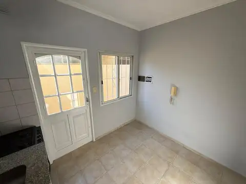 Depto Tipo Casa en Alquiler en Villa Luzuriaga, $ 750.000