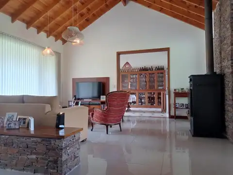 Casa en venta - 3 Dormitorios 2 Baños - Campos de Roca II