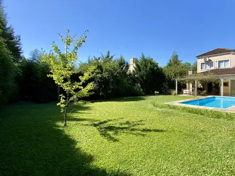 Casa en Alquiler con 2 cocheras