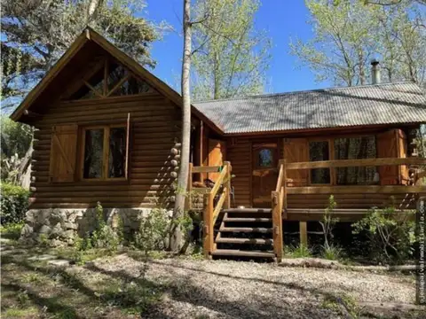 Cabaña de troncos en Mar de Cobo, Bs. As., equipada, entorno de bosque y mar
