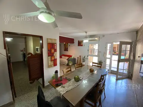 Casa en  venta. 3 Dormitorios + cochera + patio con pileta. Santo Tome