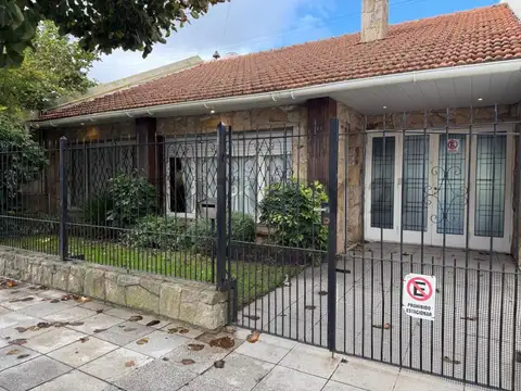 VENTA CASA 3 AMBIENTES CON COCHERA Y DEPARTAMENTO
