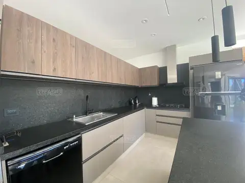 Casa 5 ambientes con 4 baños