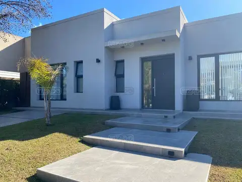 Casa Chalet  en Venta en Banco Provincia, Francisco Álvarez, Moreno