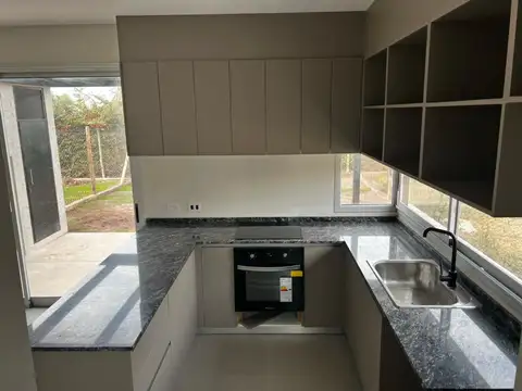 Casa en Alquiler con 1 cochera
