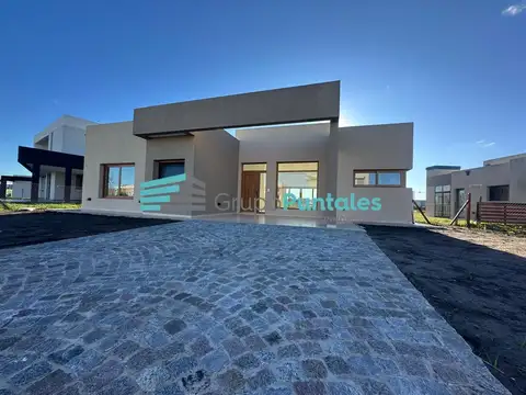 Casa a estrenar en Barrio San Felipe Canning con piscina y vista a espacio verde