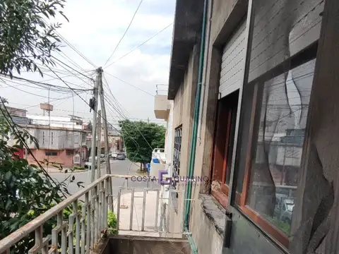 PH de 4 ambientes a refaccionar en primer piso al frente con balcón y terraza