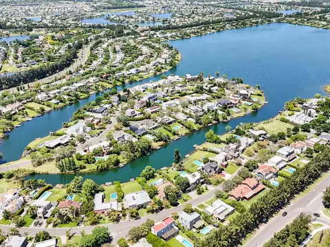 Casa 5 ambientes con 4 baños