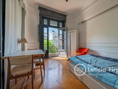 Departamento antiguo en buen estado, muy luminoso, excelente distribución.