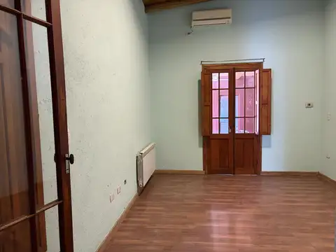 Casa en Alquiler con 3 cocheras