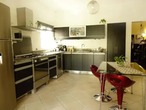 Casa 5 ambientes con 2 baños