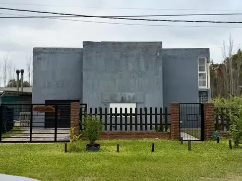 Amplia casa con pileta y quincho