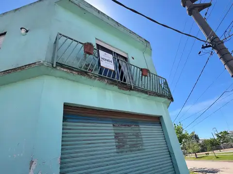 PH 3 ambientes en planta alta con local en planta baja en venta en bloque en Ituzaingó