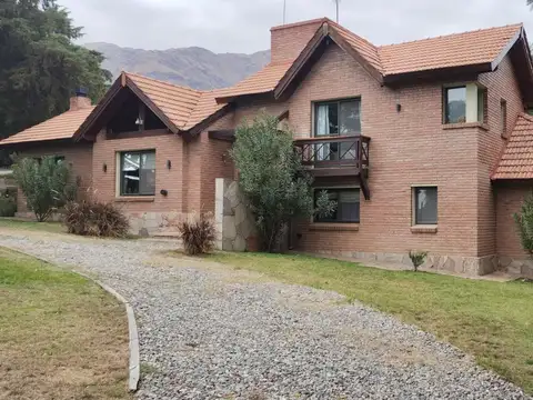 Casa 4 ambientes de categoría. Merlo.