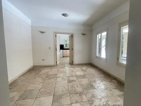 Casa en Alquiler con 3 cocheras