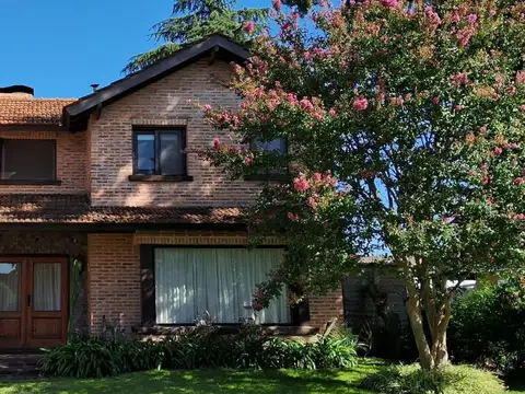 VENTA CASA CUATRO AMBIENTES EN MUÑIZ- EN BARRIO CERRADO