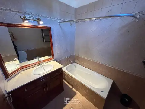 Casa 4 ambientes con 2 baños