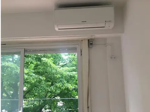Departamento 2 Amb. con balcón y vista a PL. MITRE