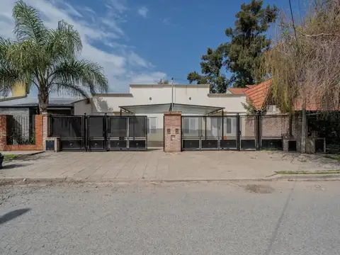 Venta en block dos viviendas tres ambientes con cochera y jardín en Luján