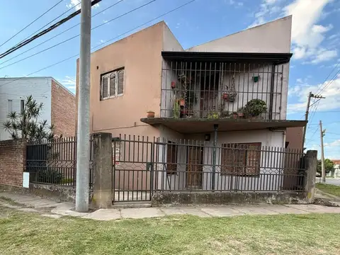 EN VENTA CASA DE 4 DORMITORIOS + COCHERAS