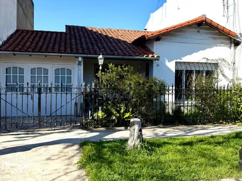 Casa desarrollada en una planta, excelente entorno, 3 amb, toil, baño, garage, patio. Lote propio 