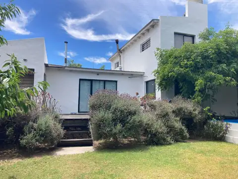 Casa y Dptos Calle 33 entre 32 y 34 Claromecó