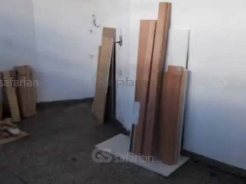 Local en Alquiler en Coghlan, $ 850.000