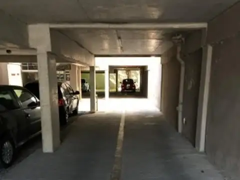 COCHERA CUBIERTA EN CALLE HAEDO ( NEGOCIABLE)