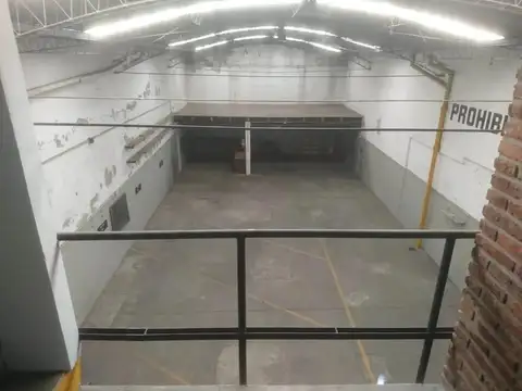 Alquiler de Depósito Industrial de 240m² en Avellaneda