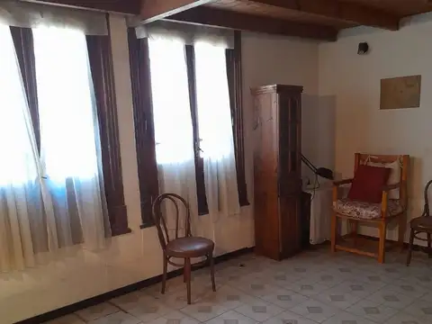 Vendo muy buena casa familiar/ comercial en pleno centro de Zarate