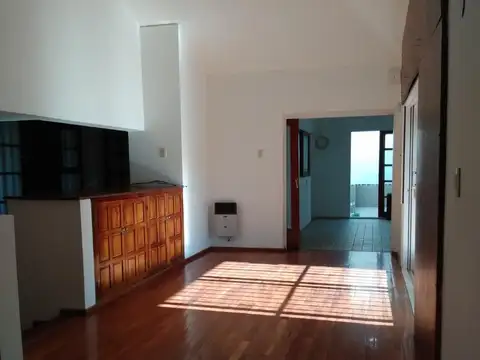 A pasos del Jockey Club - Terreno: 516m² Sup Cub: 270m²