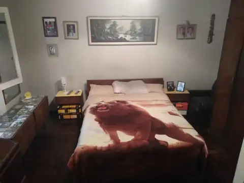 Casa de 5 ambientes en 2 plantas a refaccionar en muy buena zona de Olivos .