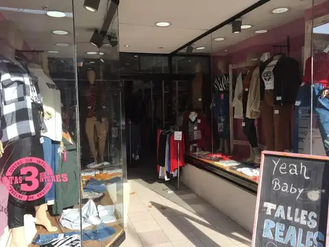 EXCELENTE LOCAL CON VIDRIERA DOBLE TIPO TRAMPA A MTRS ESQUIN