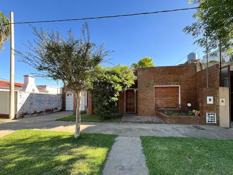 VENTA - Casa de 2 dormitorios con cochera en Cañada de Gomez, Santa Fe.