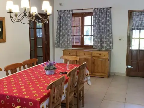 Casa en Alquiler con 4 cocheras