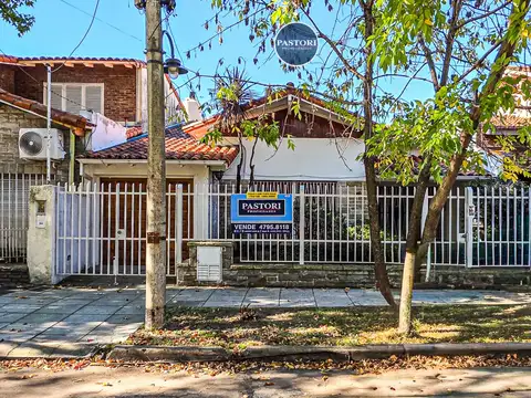 Venta de casa 4 ambientes con gran jardín en Olivos Golf