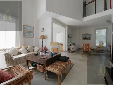 Casa en Venta con 2 cocheras