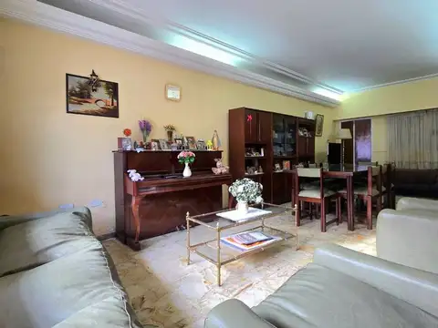 LOTE CON CASA  DE 8.66 X 31 VERSAILLES