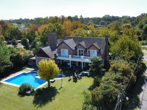 Casa en Venta con 2 cocheras
