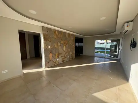 Casa en Alquiler con 2 cocheras