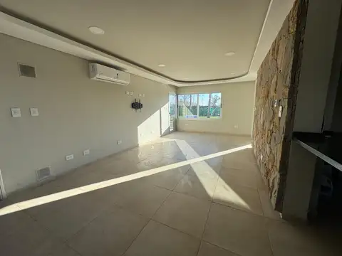 Casa 6 ambientes con 2 baños