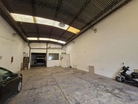 Excelente Galpón con Vivienda y Fondo Libre