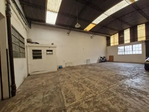 Excelente Galpón con Vivienda y Fondo Libre