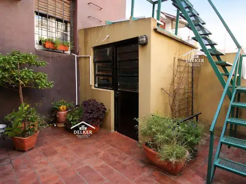 Casa 3 ambientes con patio y cochera en Flores