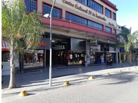 Excelente local en galeria Paz