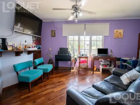 Casa en planta alta con locales comerciales