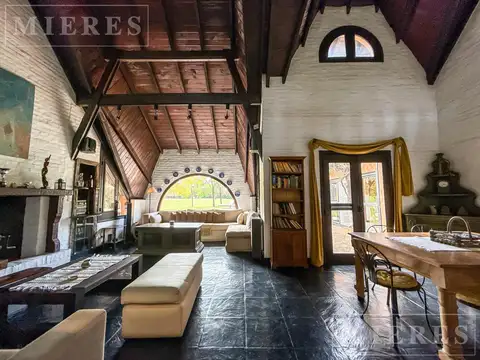 Casa en Venta con 2 cocheras